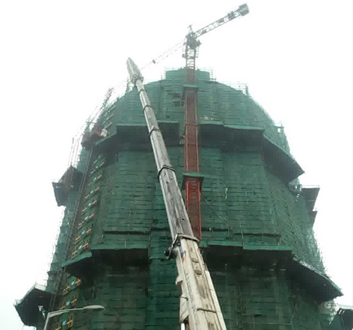 京山吊车在工地上作业